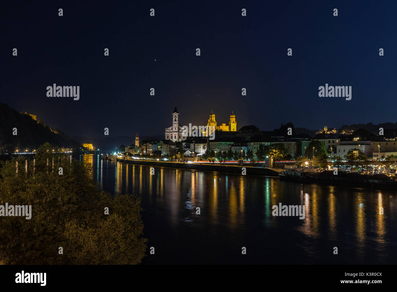 Vue nocturne de la vieille ville avec des bâtiments typiques et de maisons qui se reflètent dans la rivière de la Basse Bavière Passau Allemagne Europe Banque D'Images