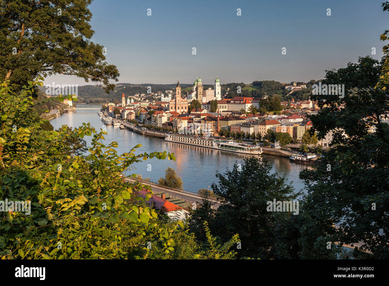 Vue de dessus les bâtiments typiques et maisons situé au milieu des collines verdoyantes et la rivière de la Basse Bavière Passau Allemagne Europe Banque D'Images