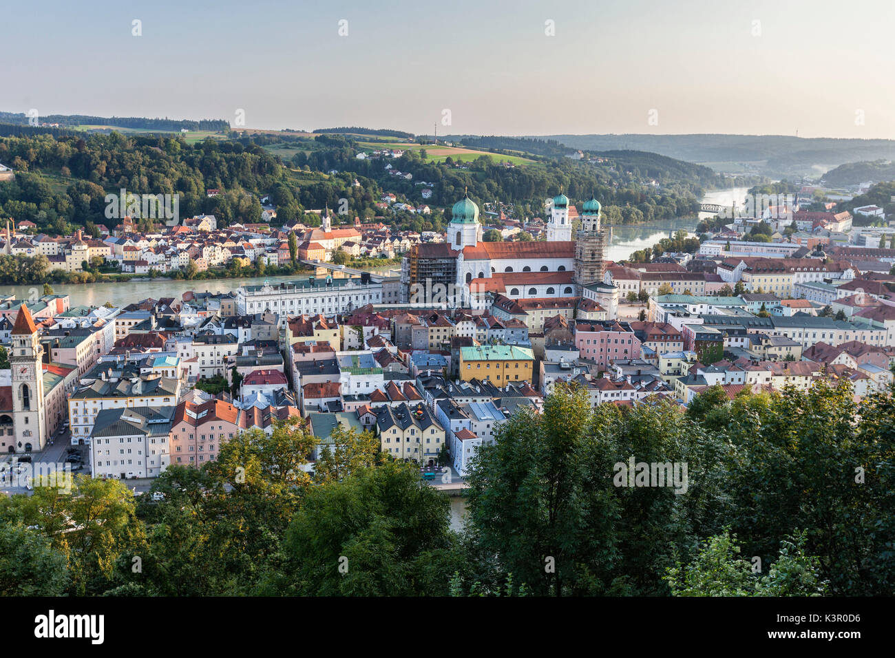 Vue de dessus les bâtiments typiques et maisons situé au milieu des collines verdoyantes et la rivière de la Basse Bavière Passau Allemagne Europe Banque D'Images