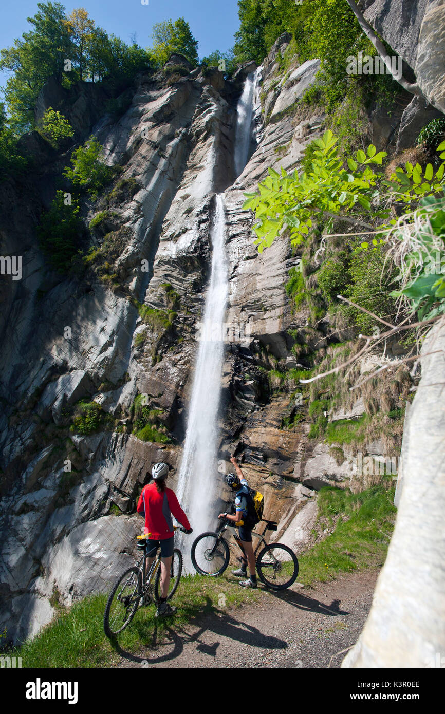 Les motards à admirer les cascades Stoll par Soglio, Val Bondasca, Valbregaglia, Suisse Europe Banque D'Images