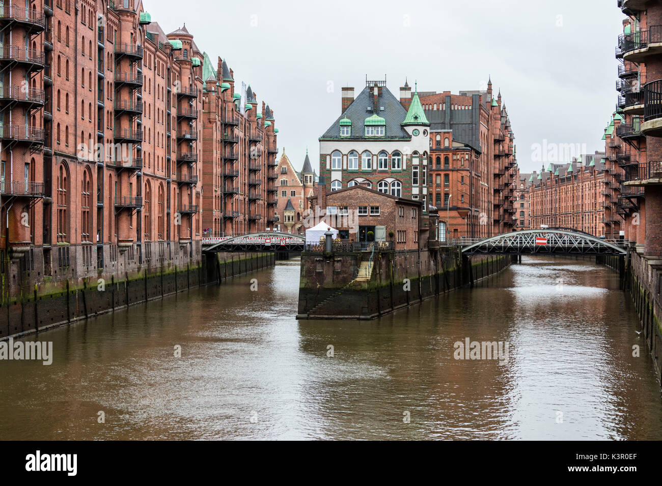 Le pittoresque château d'eau entre les ponts dans le centre du canal Poggenmühlenbrücke Altstadt Hambourg Allemagne Europe Banque D'Images