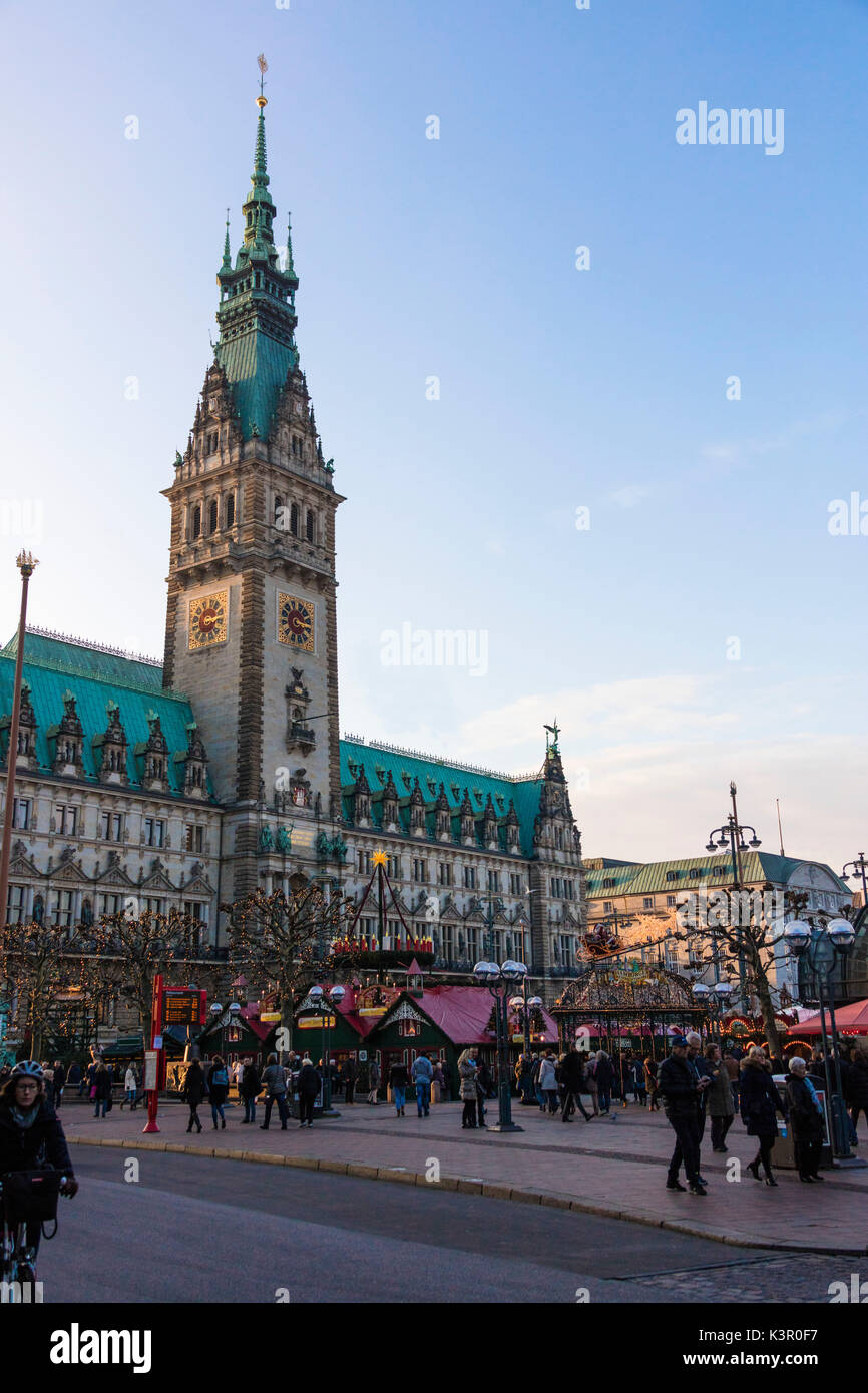 Les touristes et marché de Noël à la place de l'hôtel de ville Rathaus Altstadt trimestre Hambourg Allemagne Europe Banque D'Images