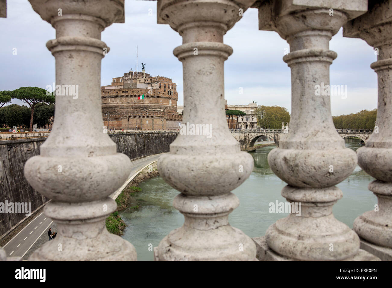 L'ancien palais de Castel Sant'Angelo avec des statues d'anges sur le pont de la rivière Tibre Rome Lazio Italie Europe Banque D'Images