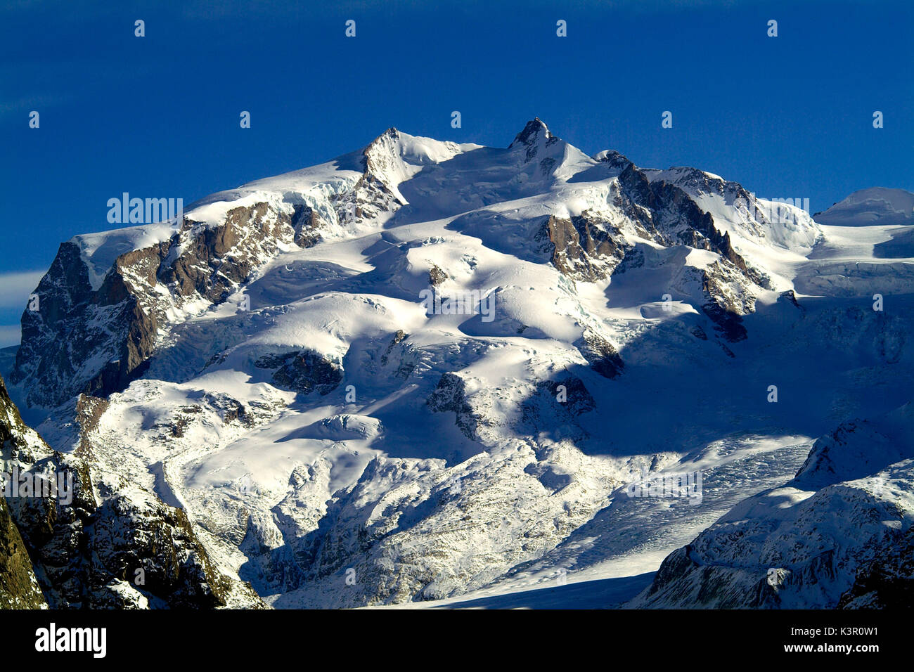 La forme massive du Mont Rosa, Monte Rosa, ses sommets et glaciers surverse 4,000 m, Canton du Valais, Suisse Europe Banque D'Images