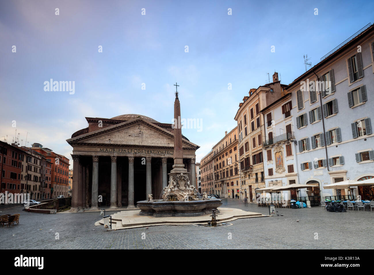 Vue sur le vieux panthéon un bâtiment circulaire avec un portique de colonnes corinthiennes en granit et ses fontaines Rome Lazio Italie Europe Banque D'Images