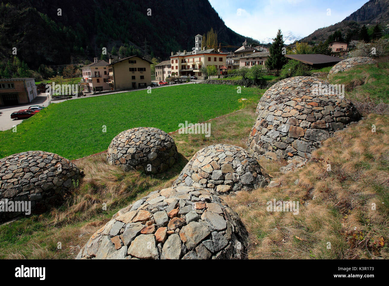 La vieille et 'typique' crotti, grottes faites de roches, dans les Grisons, le Val Poschiavo, Suisse Europe Banque D'Images