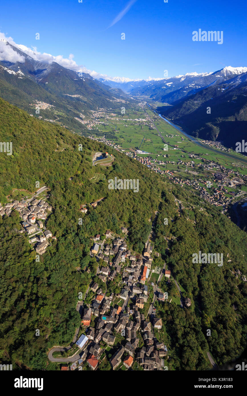 Vue aérienne du village de Biolo entouré de bois à l'automne de la Valteline Lombardie Sondrio Province Italie Europe Banque D'Images