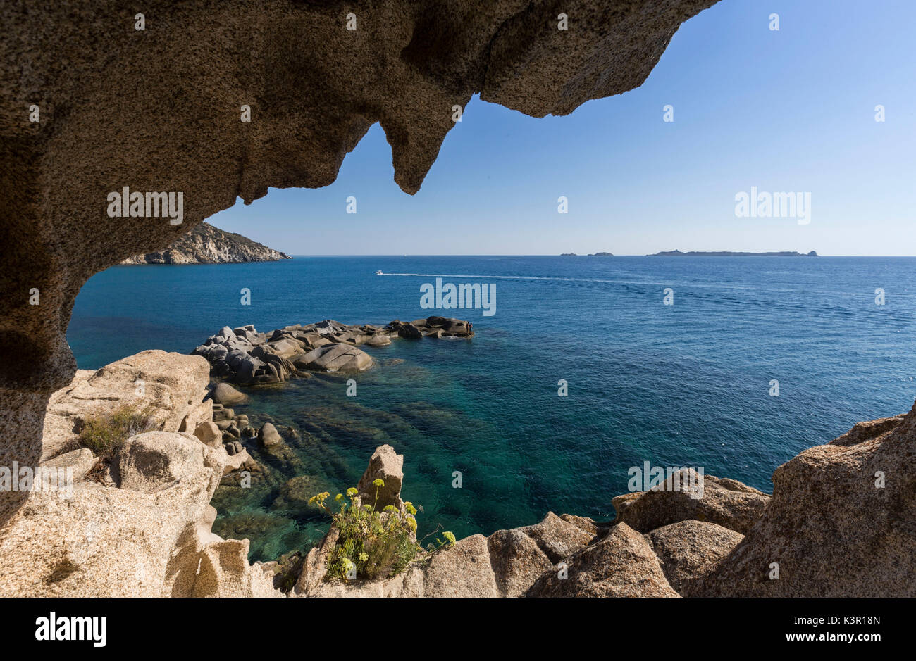 Vue sur la mer bleue d'une grotte naturelle en mer de rochers façonné par le vent Punta Molentis Villasimius Cagliari Sardaigne Italie Europe Banque D'Images