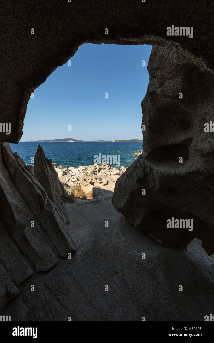 Vue sur la mer bleue d'une grotte naturelle en mer de rochers façonné par le vent Punta Molentis Villasimius Cagliari Sardaigne Italie Europe Banque D'Images