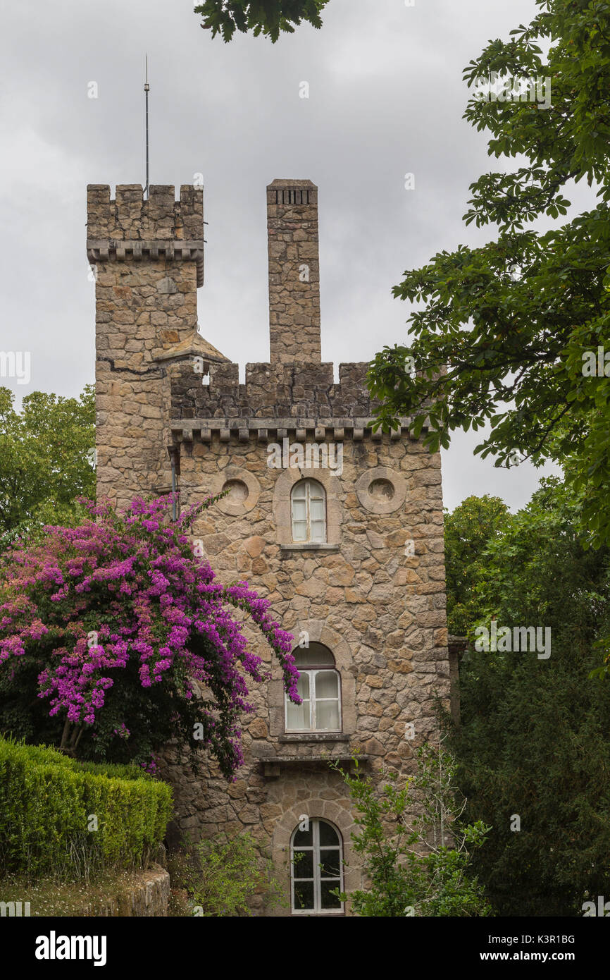 Vieux bâtiments mystiques du roman gothique et de style Renaissance à l'intérieur du parc Quinta da Regaleira Sintra Portugal Europe Banque D'Images