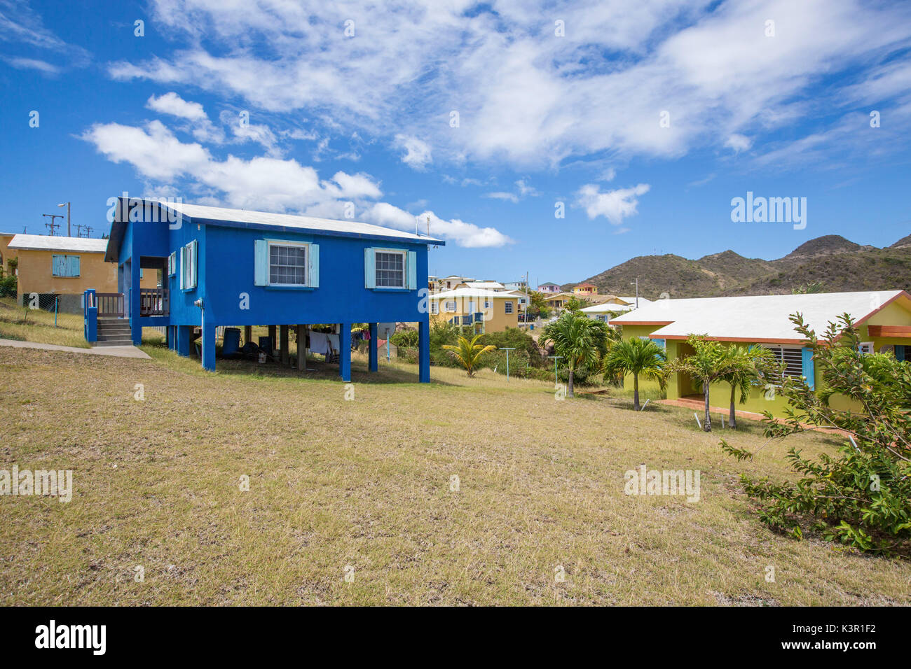 Maisons colorées d'un village sur une journée ensoleillée de printemps Montserrat Iles sous le vent Caraïbes Petites Antilles Banque D'Images