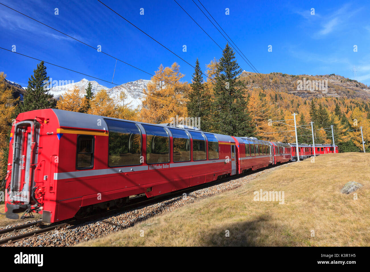 Le train rouge de Bernina à l'automne en direction de l'Alp Grum, Val Poschiavo Suisse Europe Banque D'Images Le train rouge de Bernina à l'automne en direction de l'Alp Grum, Val Poschiavo Suisse Europe Banque D'Images