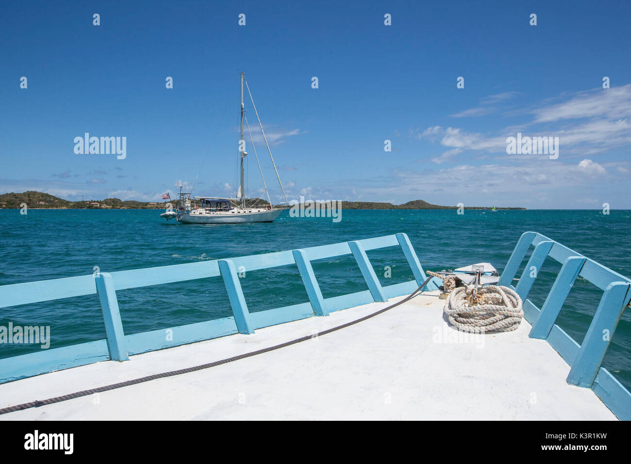 Voiliers et navires dans les eaux turquoise de la mer des Caraïbes de l'île Green Antigua-et-Barbuda Antilles île sous le vent Banque D'Images