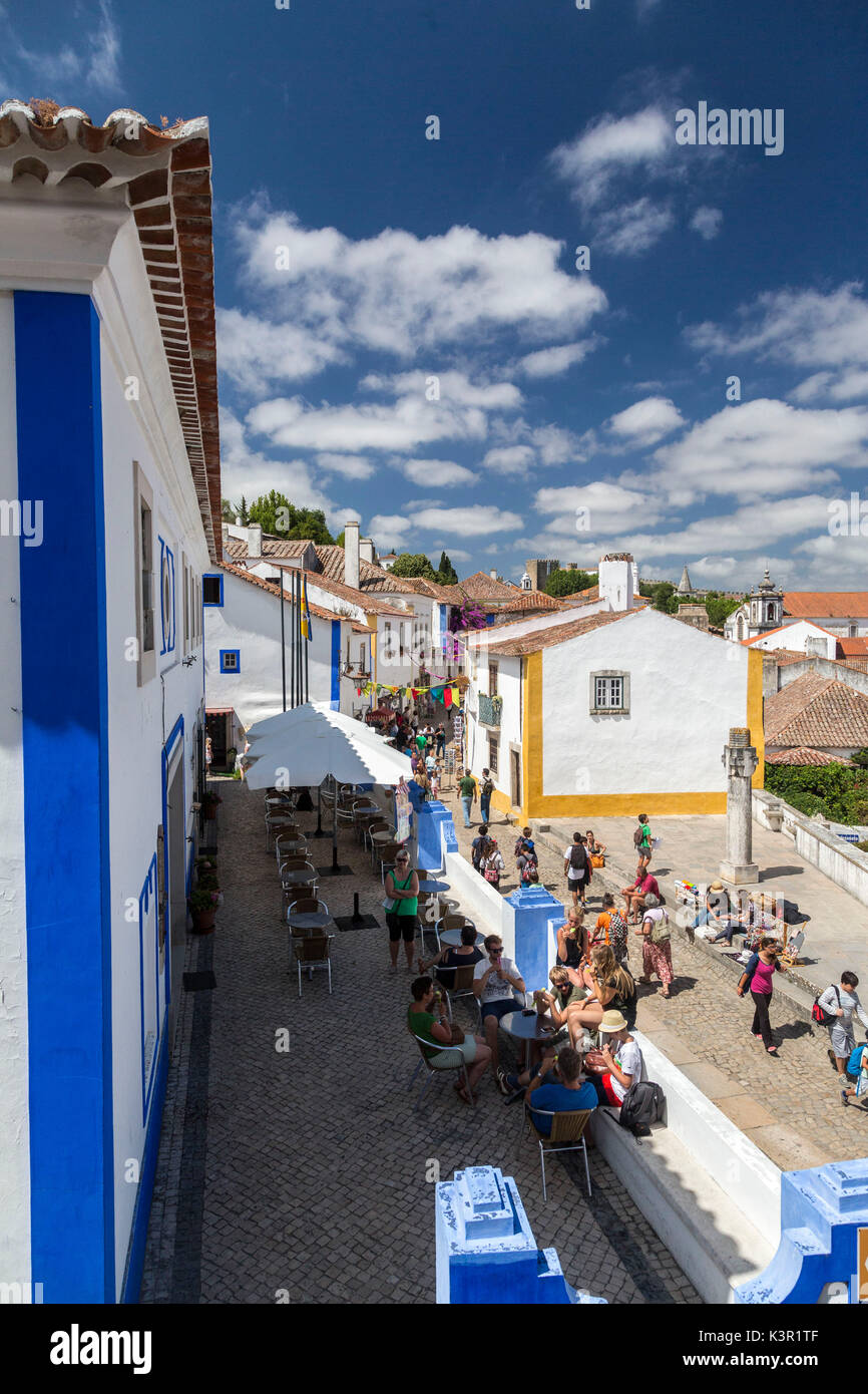 Vue de la ville fortifiée d'Obidos et de touristes dans ses ruelles typiques Oeste Leiria Portugal Europe District Banque D'Images