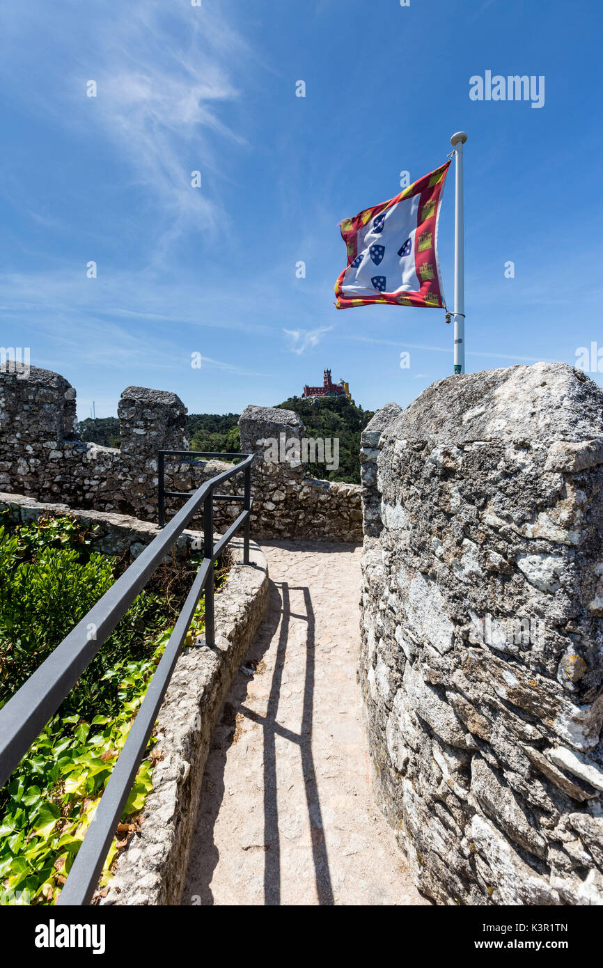 Les murs en pierre médiévale et fortifiée de l'ancienne municipalité Castelo dos Mouros Sintra Portugal Europe district de Lisbonne Banque D'Images