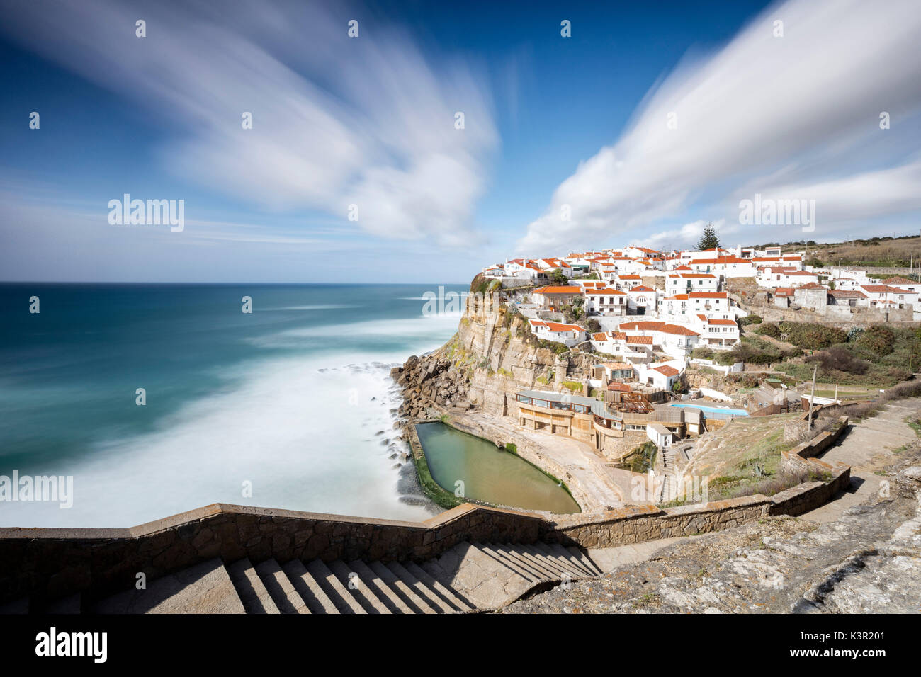 Vue de dessus du village perché de Praia das Maçãs entouré par les eaux bleues de l'Océan Atlantique Sintra Portugal Europe Banque D'Images