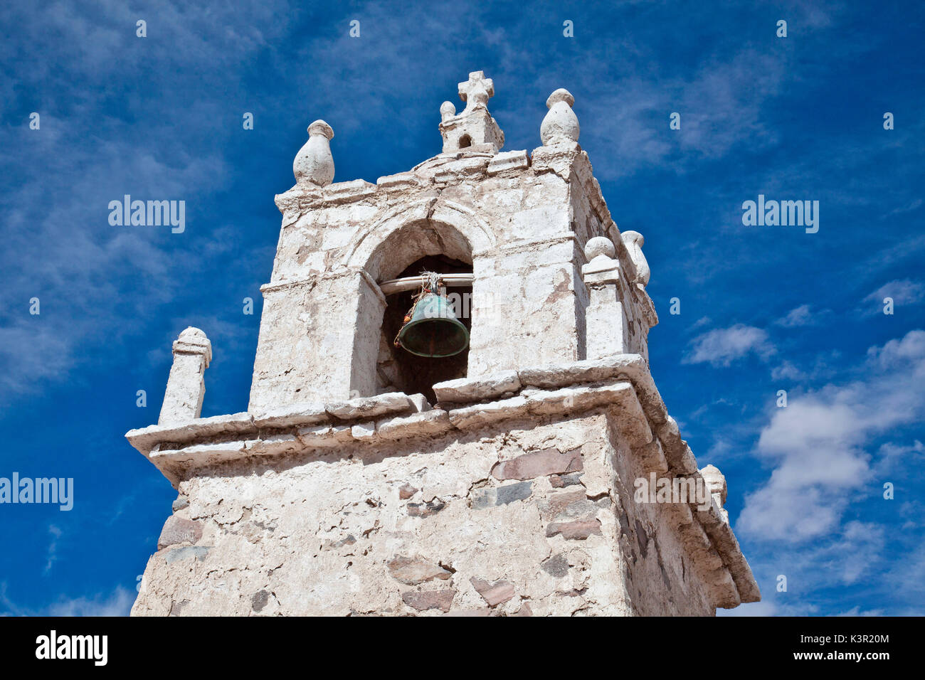 Vue sur l'ancien clocher de l'église de Guallatire à l'intérieur de la réserve nationale Las vigognes au Chili. L'Amérique du Sud Banque D'Images
