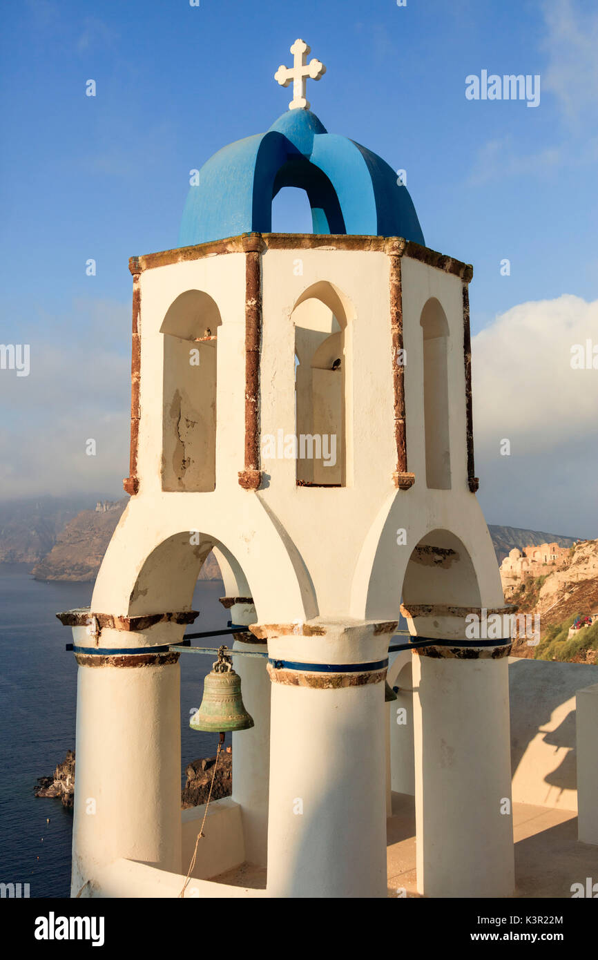 La coupole bleue de l'église domine la mer Égée Santorin Cyclades Grèce Europe Banque D'Images