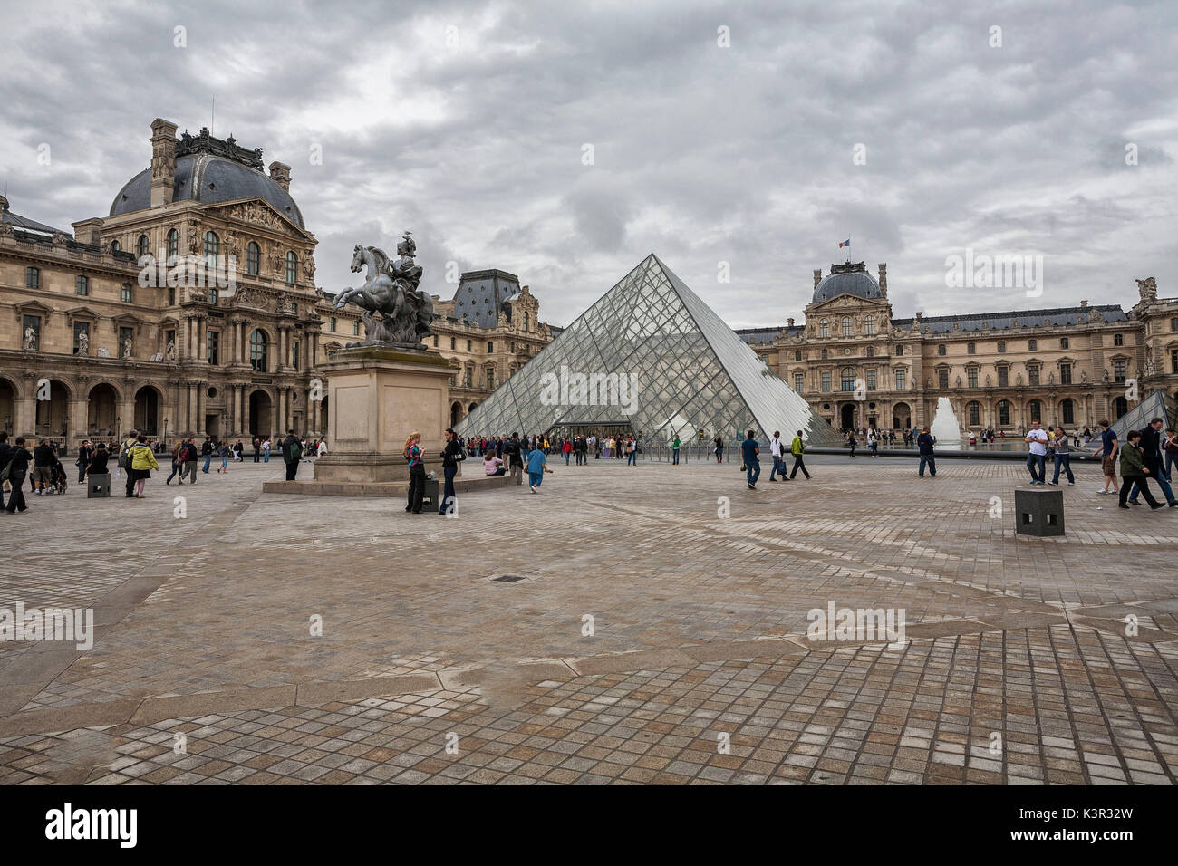 Le palais du Louvre et du Musée avec sa pyramide Paris France Europe Banque D'Images