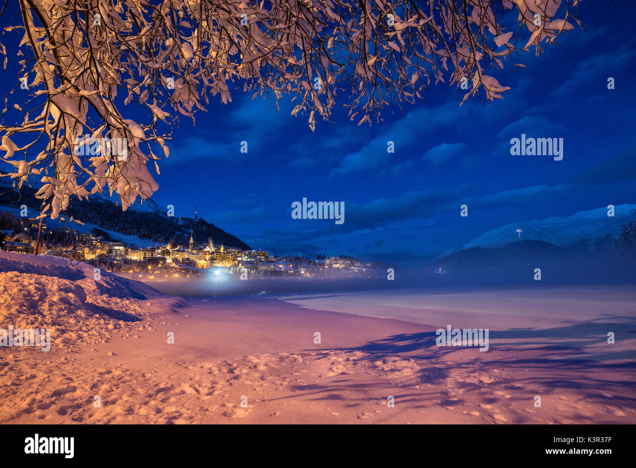 La rivière Inn et congelé Le village de Sankt Moritz au crépuscule Canton des Grisons Engadine Suisse Europe Banque D'Images