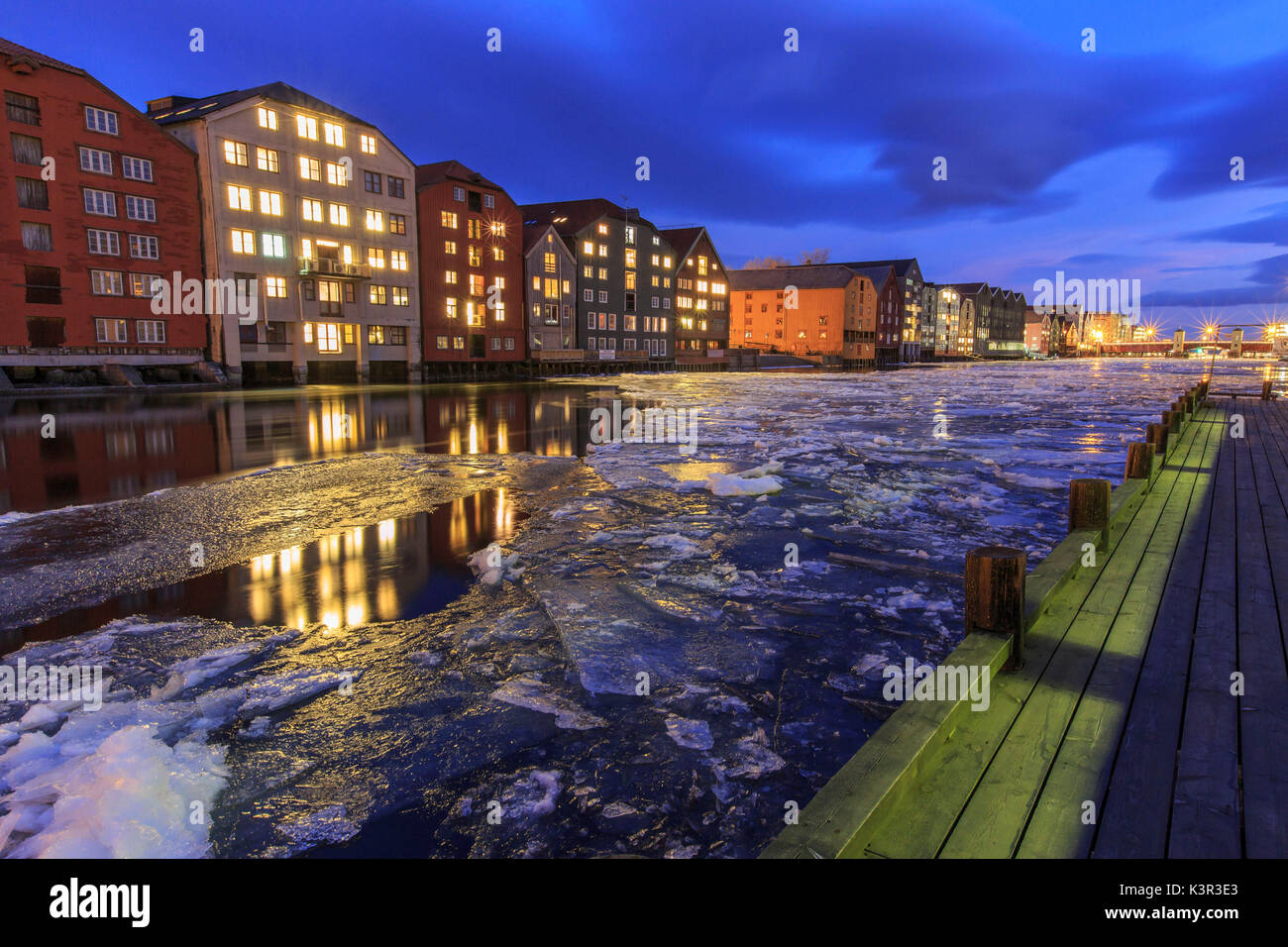 Maisons colorées se reflètent dans la rivière Nidelva Bakklandet Trondheim Norvège Europe Banque D'Images