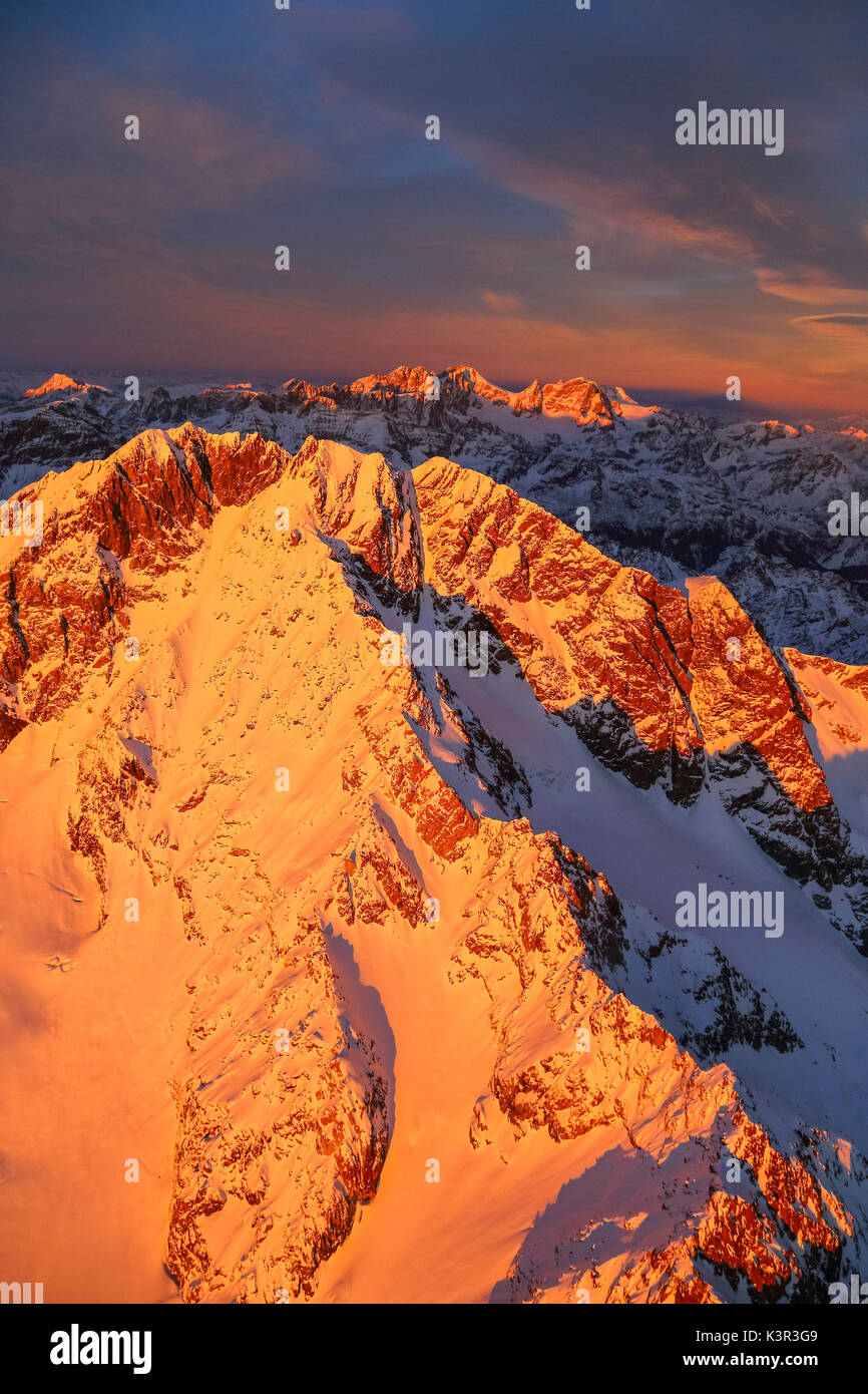 Vue aérienne du mont Disgrazia Groupe Bernina et au coucher du soleil de la vallée de la Valtellina Masino Lombardie Italie Europe Banque D'Images