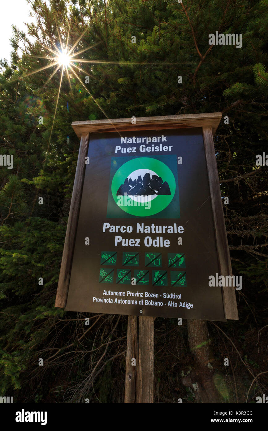 Les enseignes, pour les touristes et randonneurs à Passo delle Erbe. Sass de Putia. Dolomites Tyrol du Sud Puez Odle Italie Europe Banque D'Images