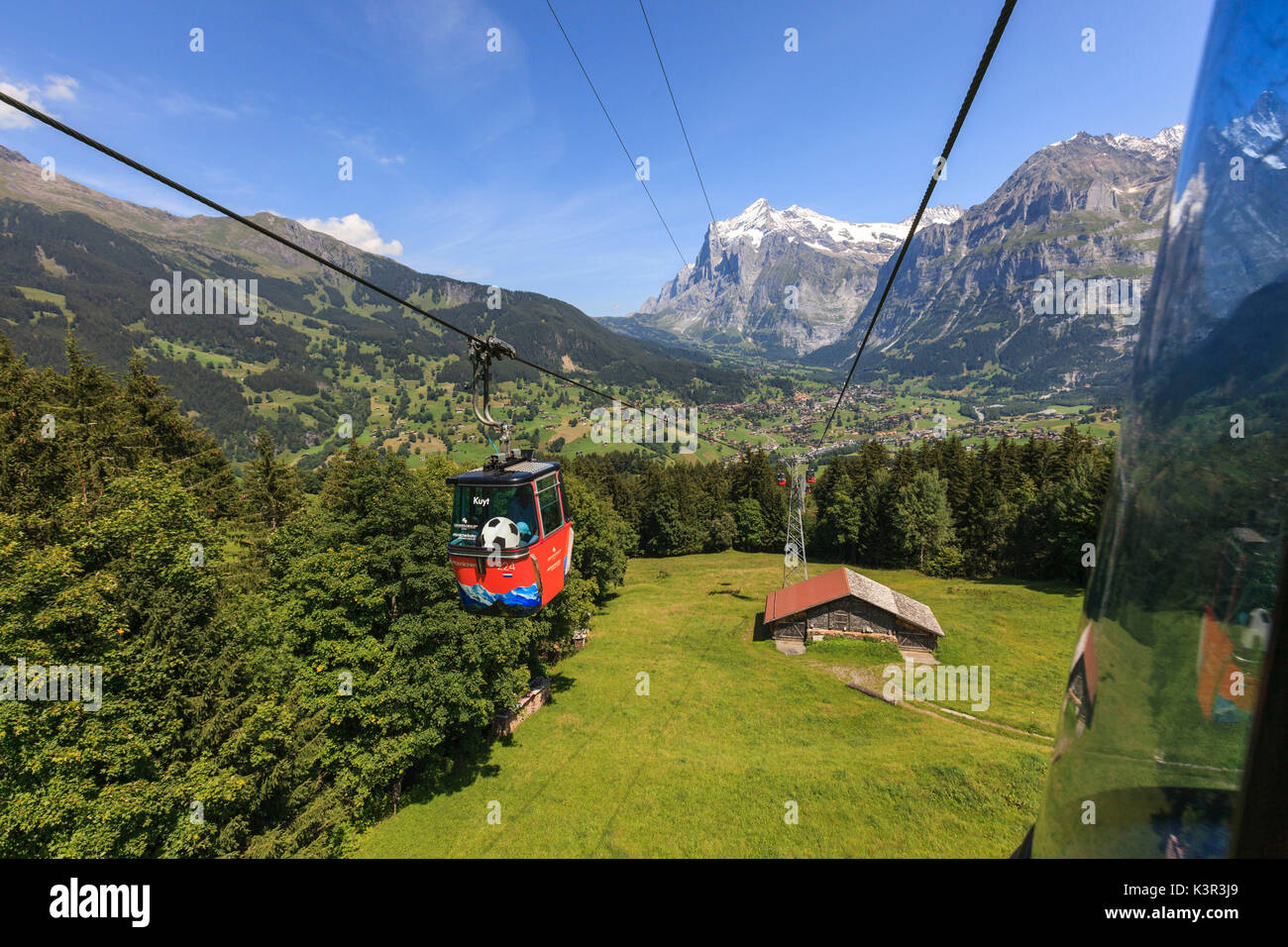 Le câble rouge à la verte vallée Mont Männlichen Grindelwald Oberland Bernois Canton de Berne Suisse Europe Banque D'Images