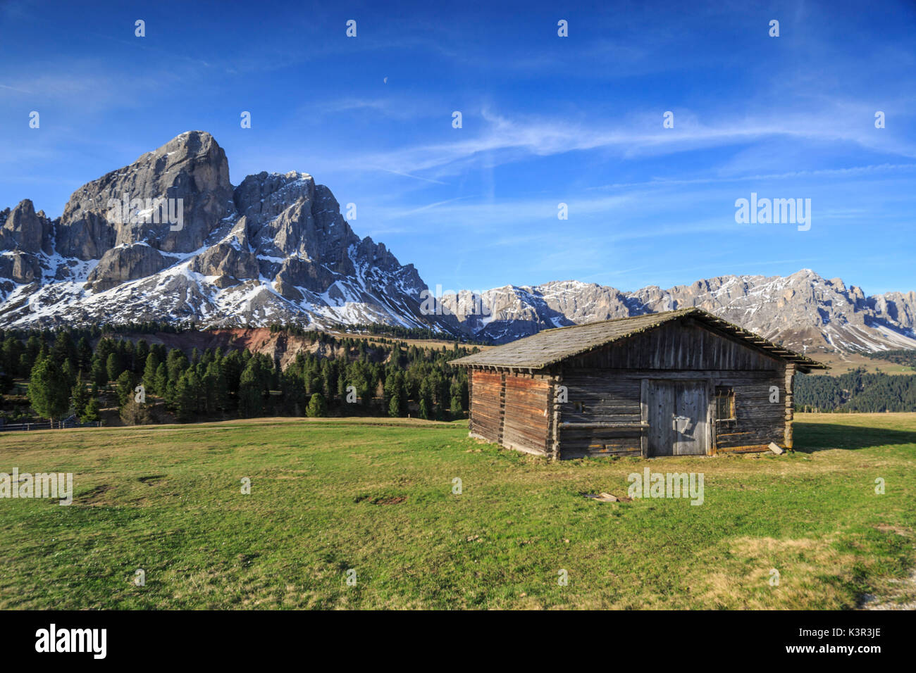 Sass de Putia en arrière-plan enrichi de vertes prairies. Le Passo delle Erbe. Dolomites Tyrol du Sud Puez Odle Italie Europe Banque D'Images