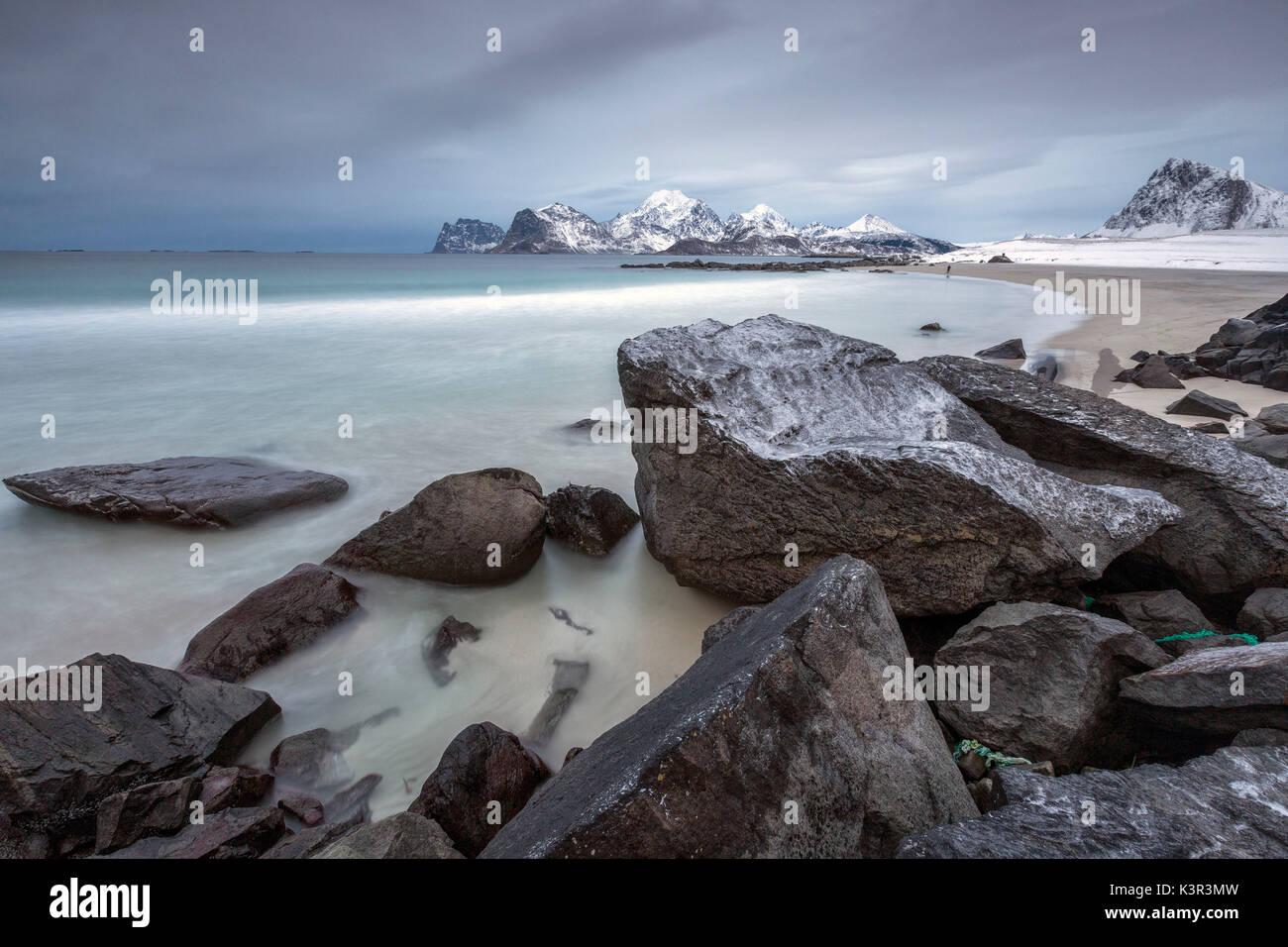 Rochers sur la plage de neige partiellement sur une froide journée d'hiver. Myrland. Îles Lofoten en Norvège du Nord Europe Banque D'Images