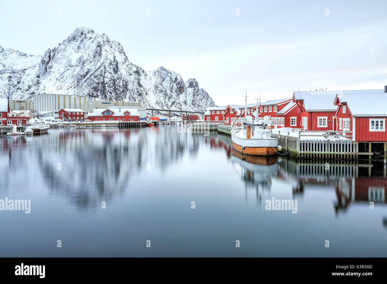 Port de Svollvaer avec ses maisons sur pilotis. Iles Lofoten. La Norvège. L'Europe Banque D'Images