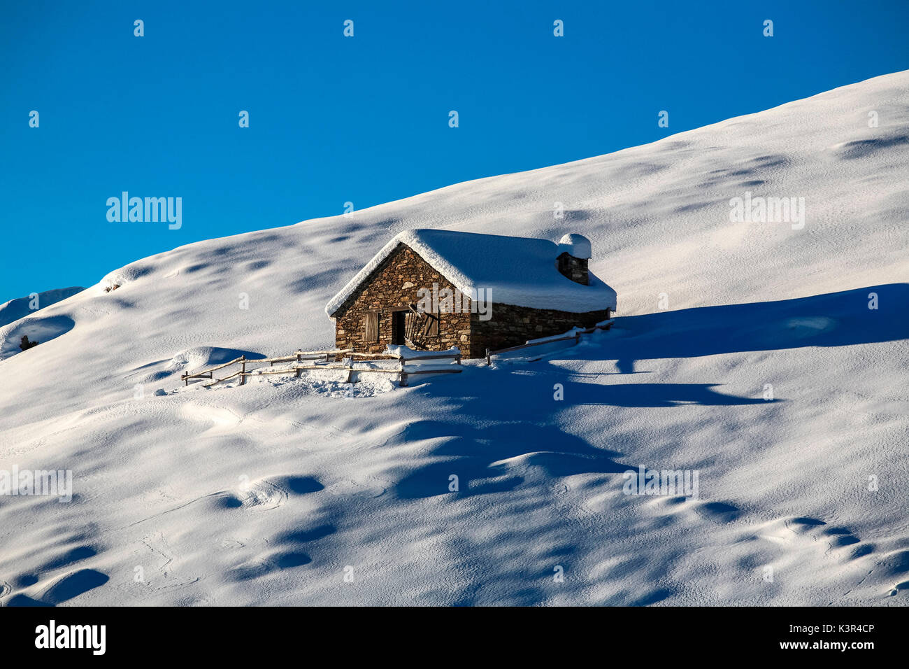 Alpes Orobie, Chalet en hiver à Gerola vallée, Lombardie, Italie Banque D'Images