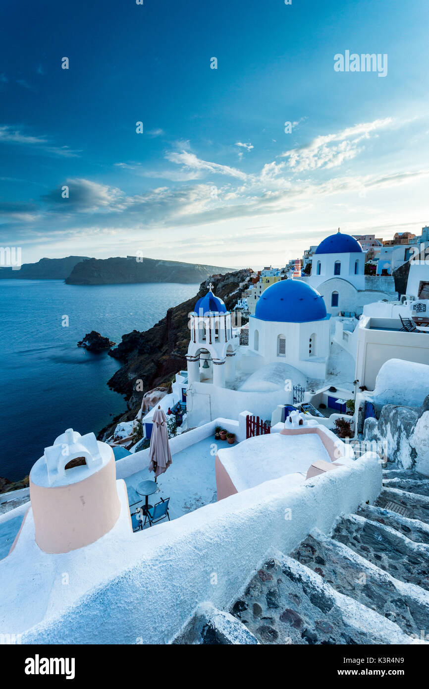 Les escaliers sinueux donnant sur la caldeira de Santorin à Oia, Santorin, Grèce, Europe Banque D'Images