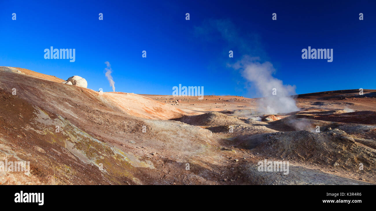 Sol de Manana volcan, 5000 m d'altitude dans la province d'Uyuni, Bolivie, Amérique du Sud Banque D'Images