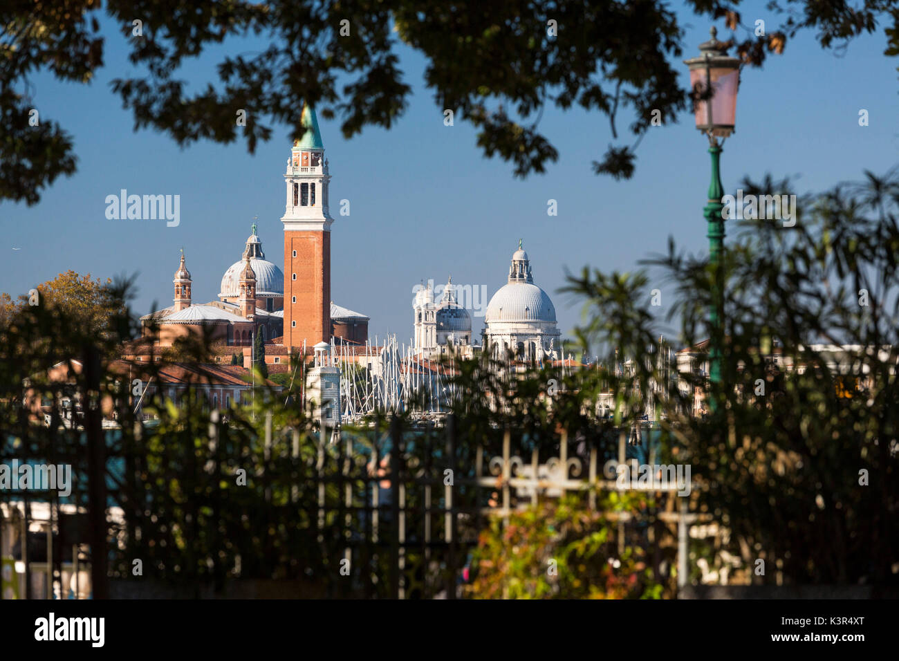 Vue de l'église San Giorgio Maggiore et la Basilique de Santa Maria della Salute de Venise Giardini Veneto Italie Europe Banque D'Images