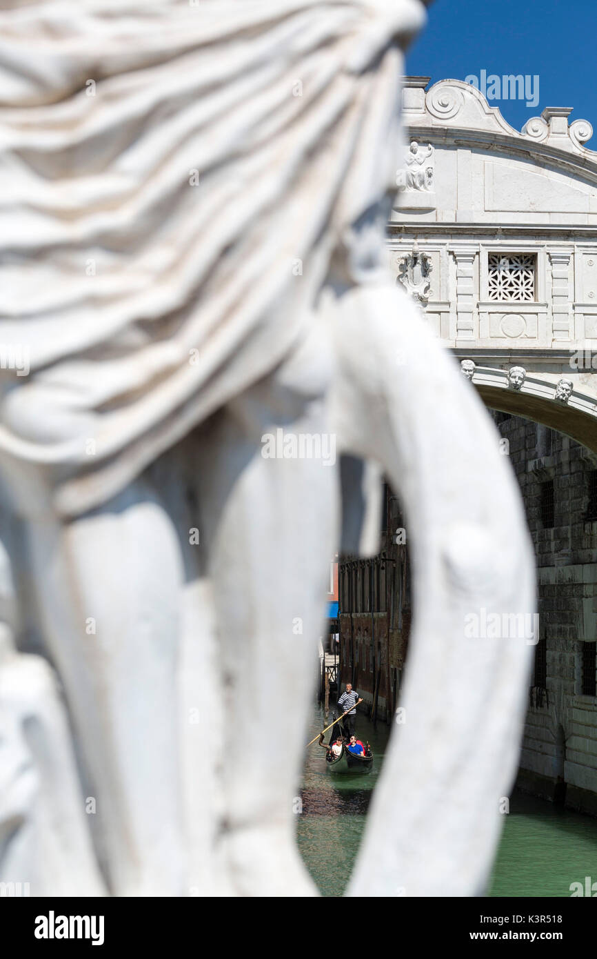 Gondola sous le Pont des Soupirs. Venise, Vénétie, Italie. Banque D'Images
