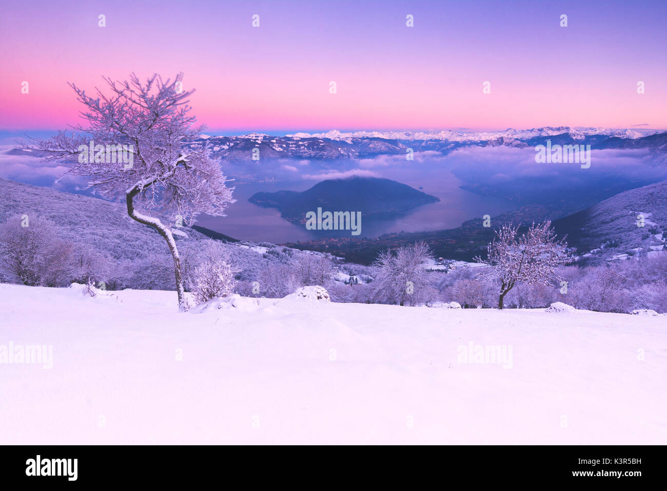 Le lac d'Iseo en saison d'hiver, province de Brescia, Lombardie, Italie, district de l'Europe. Banque D'Images