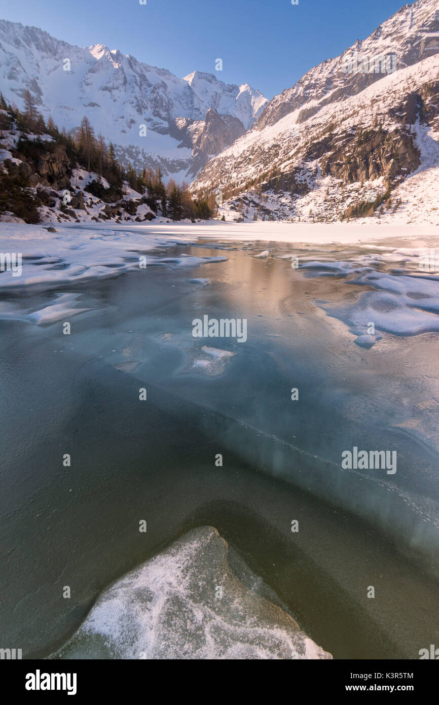 Dégel des Aviolo lake, parc de l'Adamello, province de Brescia, en Italie. Banque D'Images