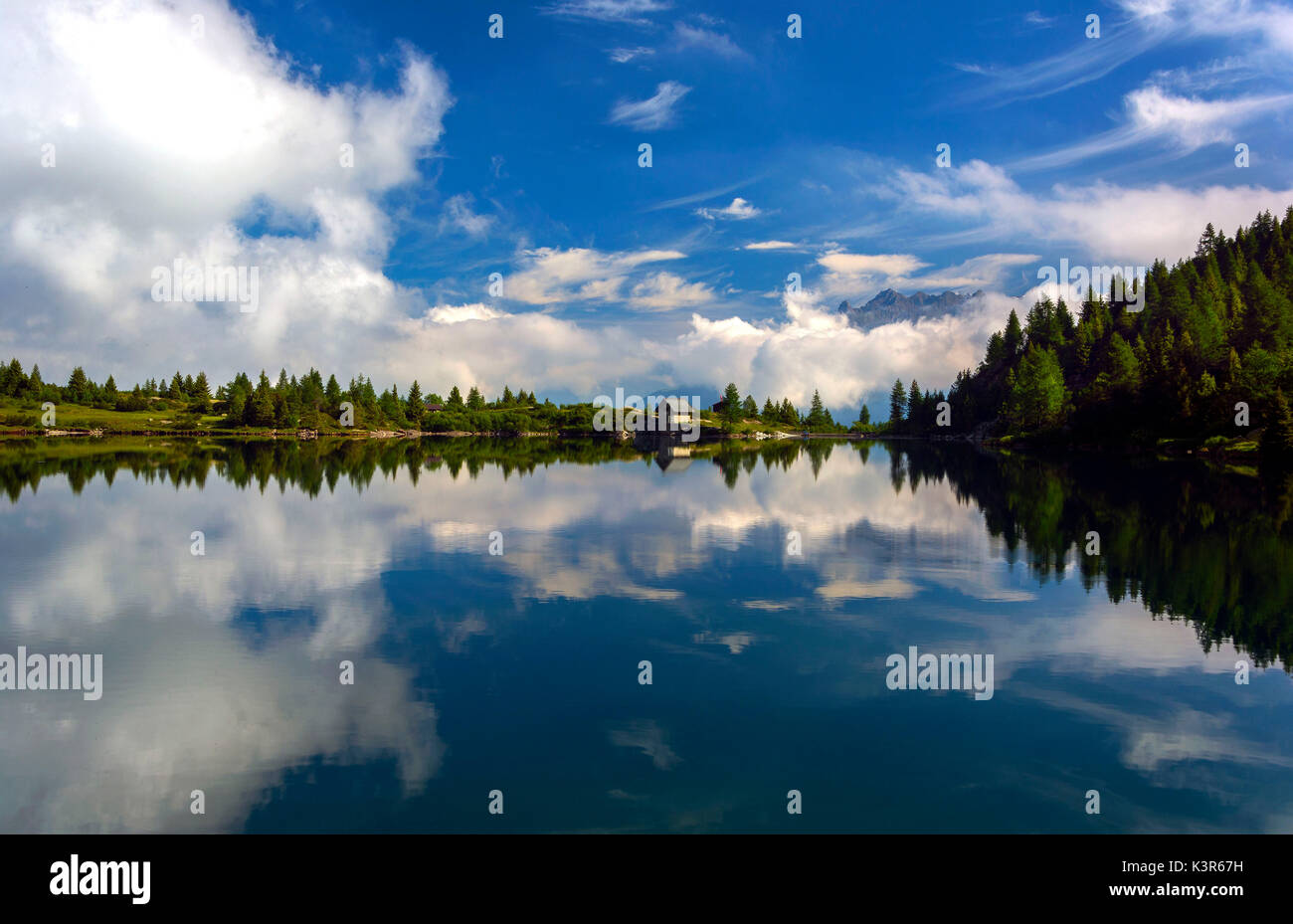 Le parc national de Stelvio, caché par les nuages, Aviolo Lake, High Camonica, province de Brescia, Italie Banque D'Images