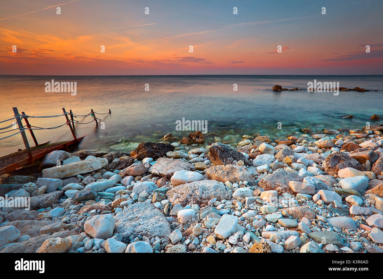 Parc Conero, Ancona, Italie. Portonovo plage dans les feux d'un coucher du soleil. Banque D'Images