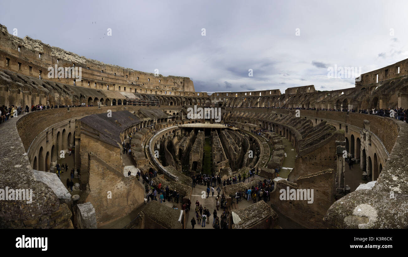 Rome, Latium, Italie. À l'intérieur de Colosseo Banque D'Images