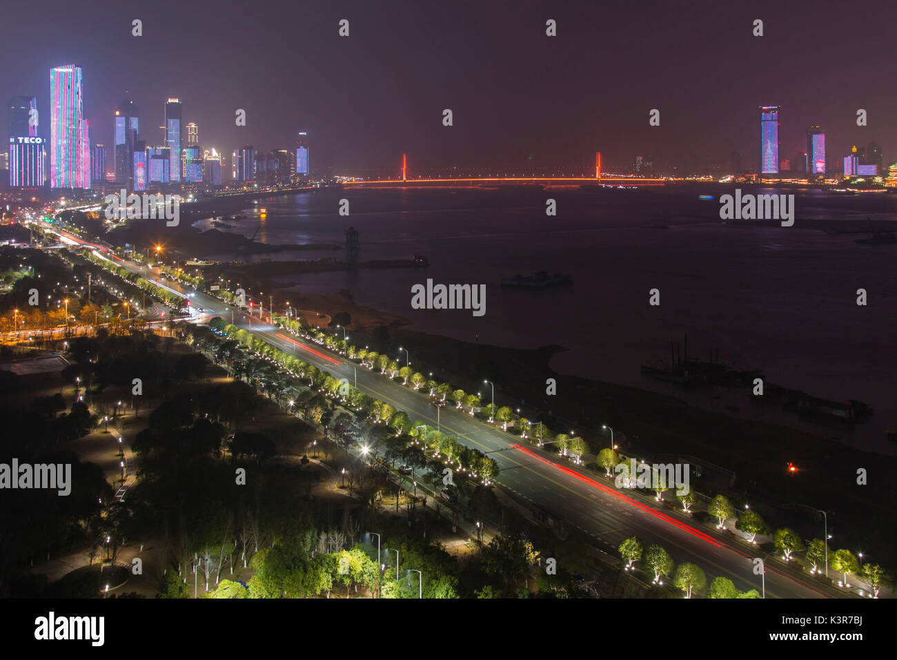 Vue panoramique de la ville de Nanchang, capitale de la province de Jianxi en Chine, la nuit Banque D'Images