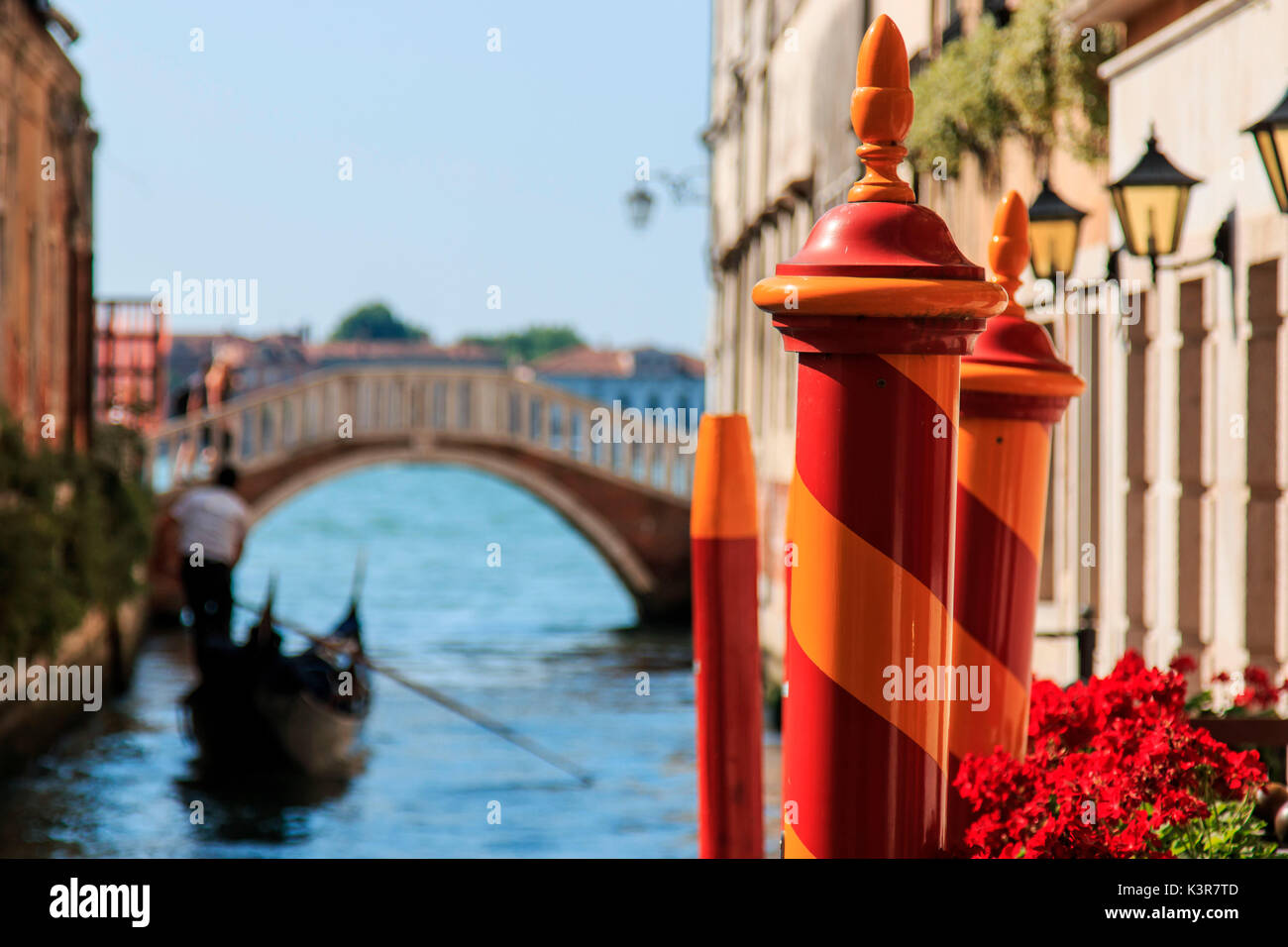 Gondola sur un petit canal près de la Place Saint Marc, Venise, Italie Banque D'Images