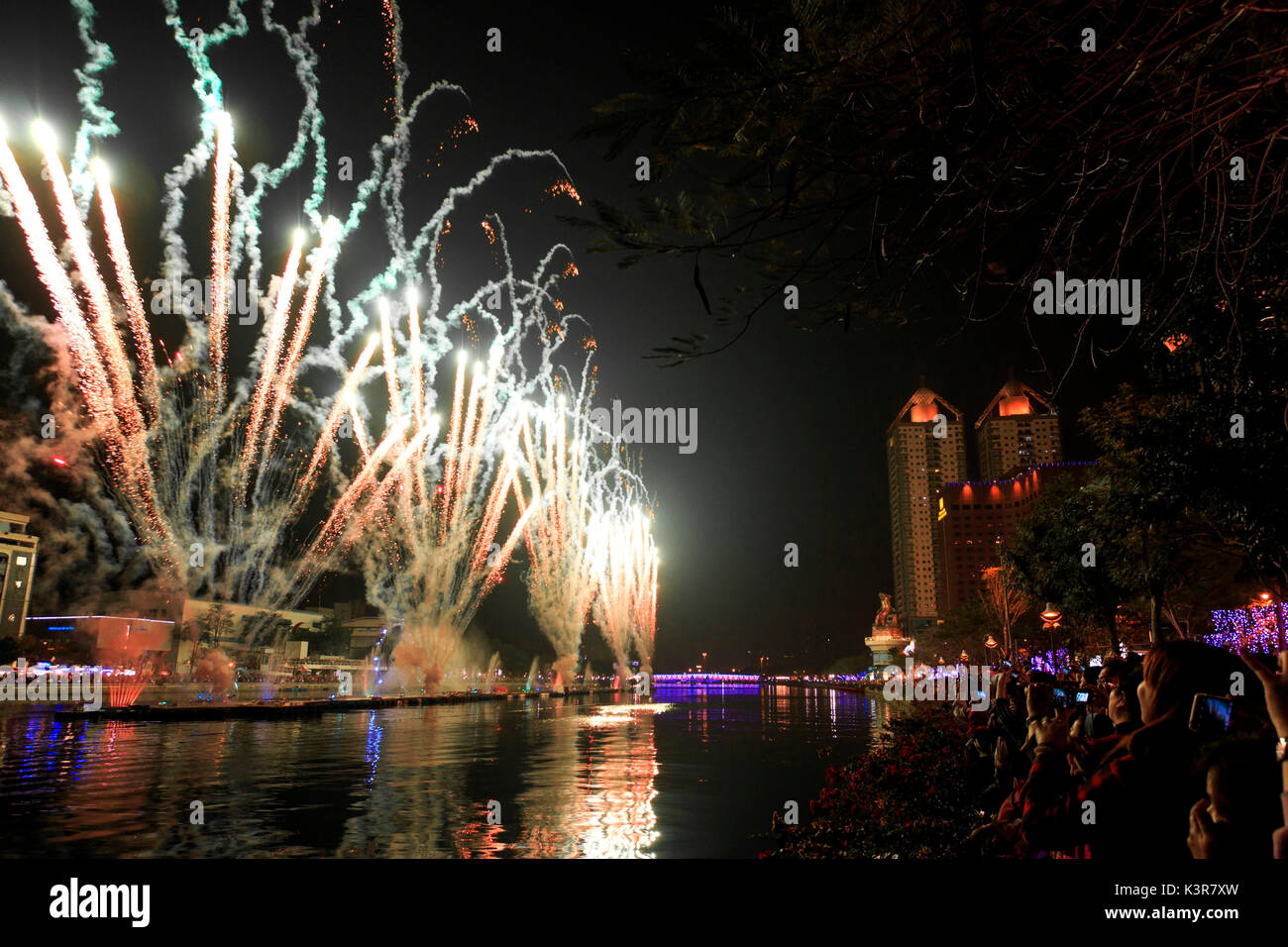 Kaohsiung, Taiwan. Les gens qui regardent le feu d'artifice pour le nouvel an chinois au Love River de Kaohsiung. Le Nouvel An chinois est un important festival chinois célébré à la fin du calendrier chinois. En Chine, il est également connu comme la Fête du Printemps, la traduction littérale du nom chinois moderne. Banque D'Images
