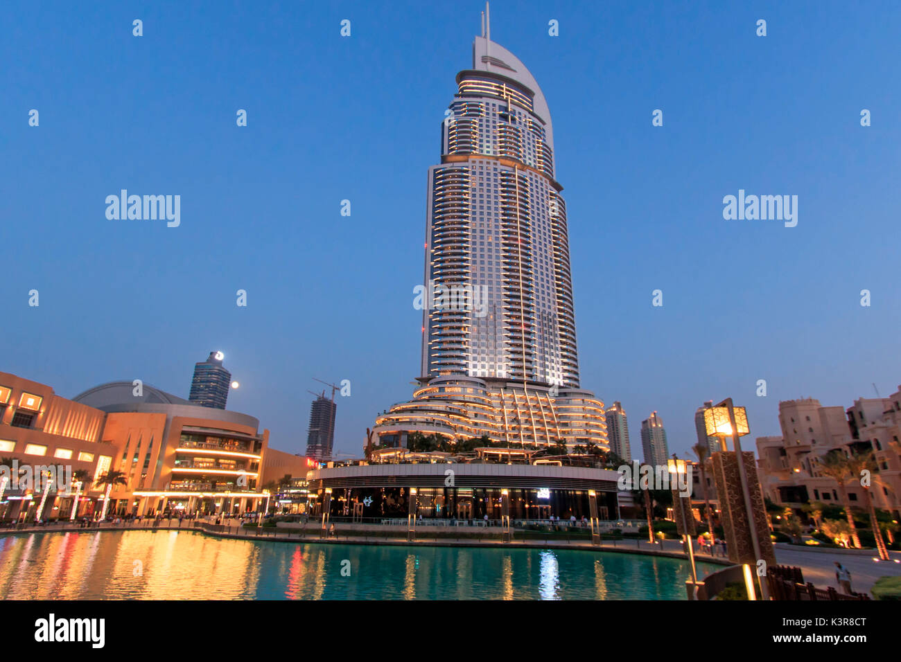 Vue de nuit sur le centre commercial de Dubaï le plus grand centre commercial situé à Burj Khalifa, Emirats Arabes Unis Banque D'Images