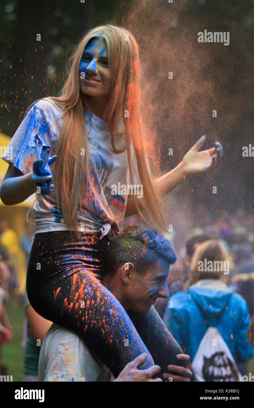 Les jeunes, heureux les gens danser pendant le festival des couleurs holi. Cieszyn, Pologne. Banque D'Images