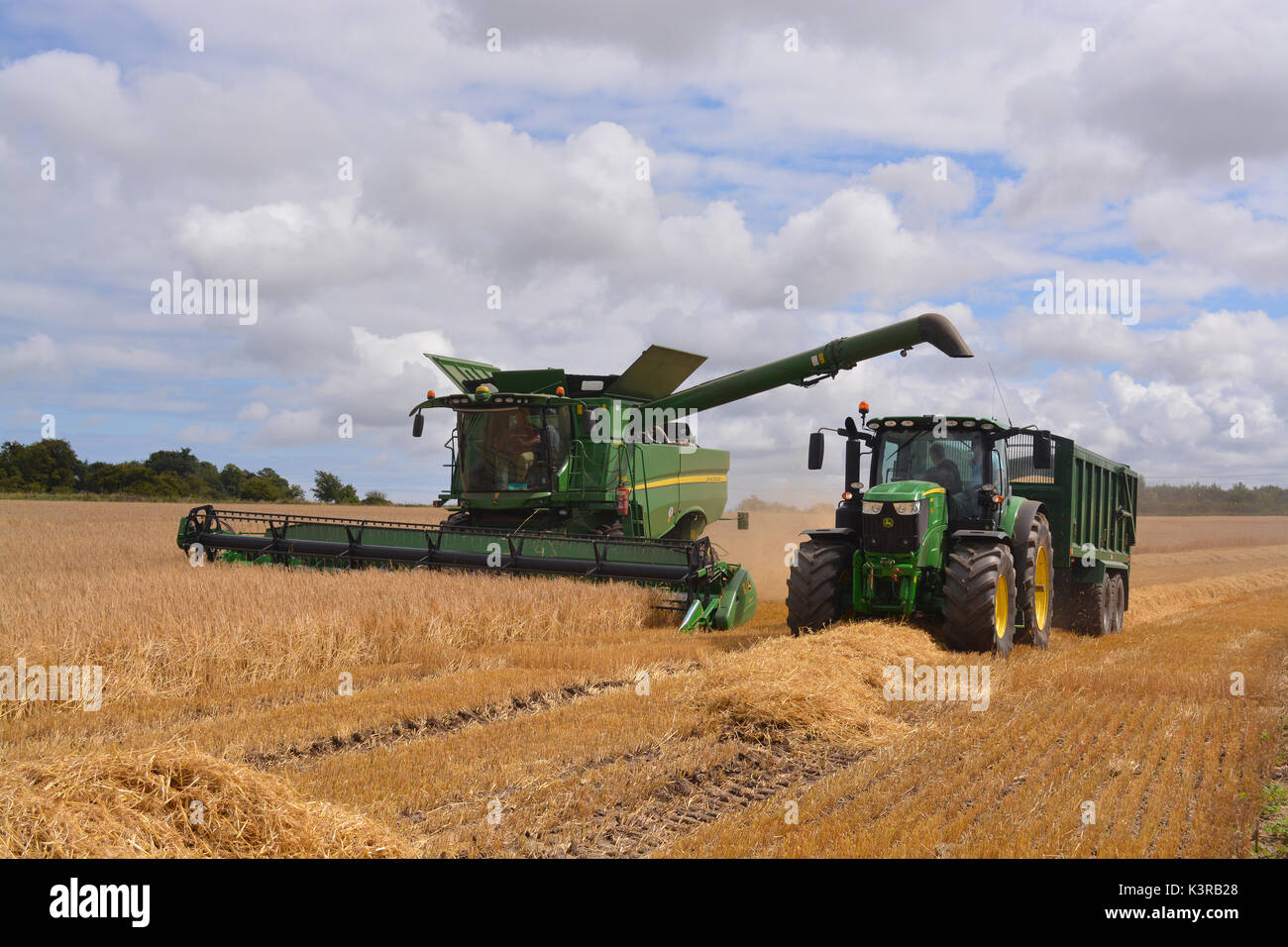Moissonneuse-batteuse John Deere et 6215R Banque D'Images
