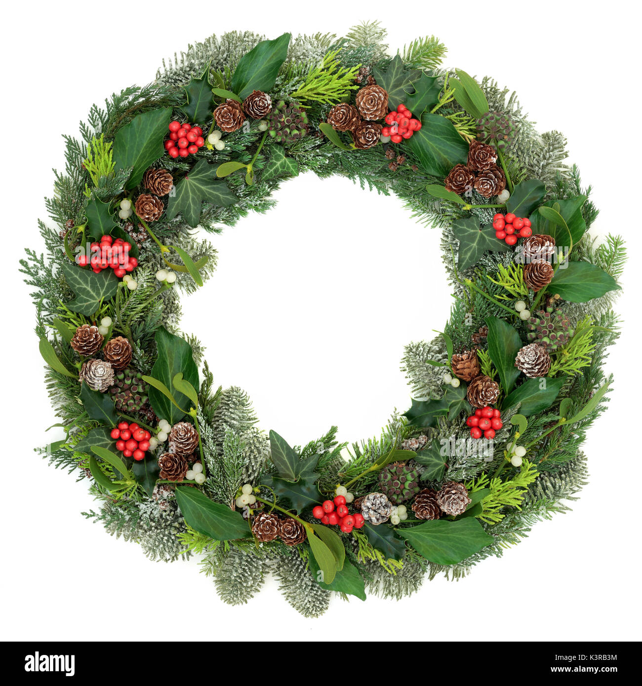Couronne de Noël et d'hiver décoration avec Holly, le gui, le sapin, l'épinette bleue de genévrier, cèdre, pommes de pin et feuilles de lierre sur fond blanc. Banque D'Images Couronne de Noël et d'hiver décoration avec Holly, le gui, le sapin, l'épinette bleue de genévrier, cèdre, pommes de pin et feuilles de lierre sur fond blanc. Banque D'Images