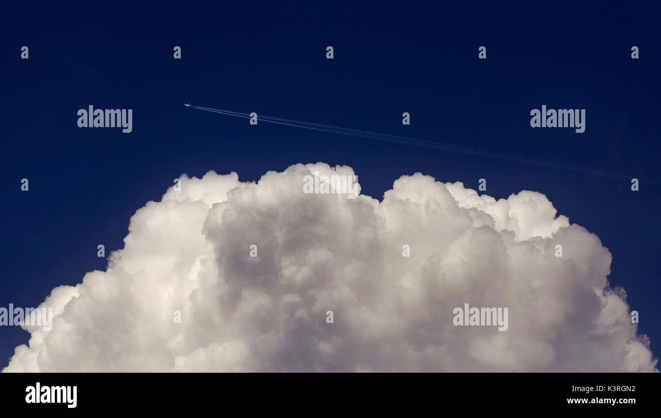 Vol d'un avion sur le cloud Banque D'Images
