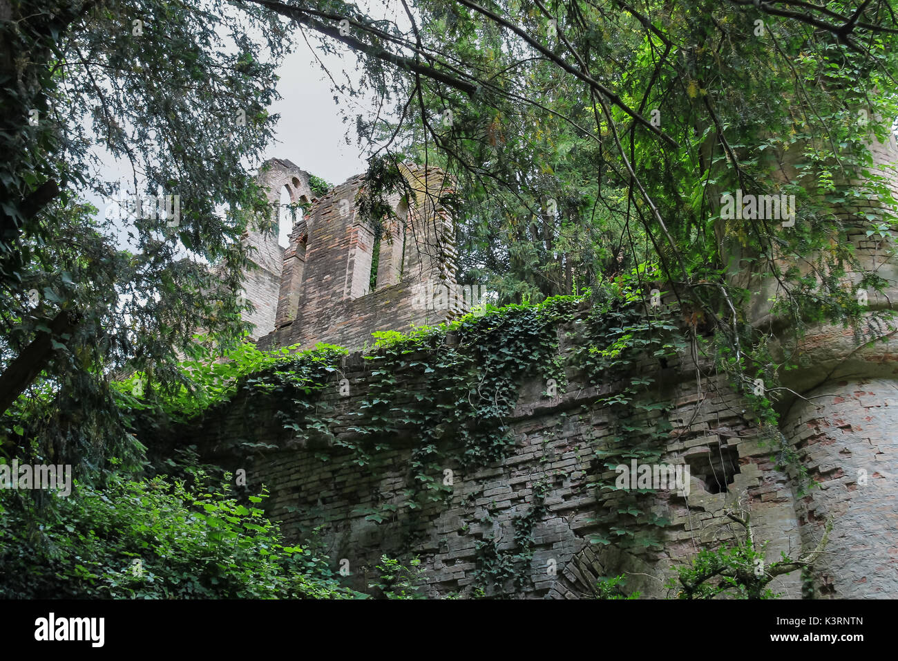 Château médiéval en ruine de l'établissement Villa Sorra. Castelfranco Emilia, Modena, Italie Banque D'Images